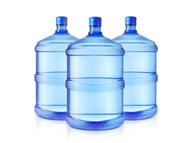 Beyaz bir arka plan üzerinde izole su üç büyük şişe