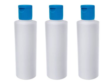 Beyaz plastik şişe mavi başlık. beyaz arkaplanda izole