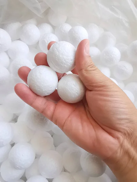 Mão Segurando Contas Espuma Poliestireno Branco Gota Bola Máquina Isopor — Fotografia de Stock