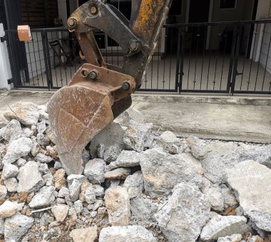 Kazıcı yükleyici kazıcı yol çalışmaları yapımı