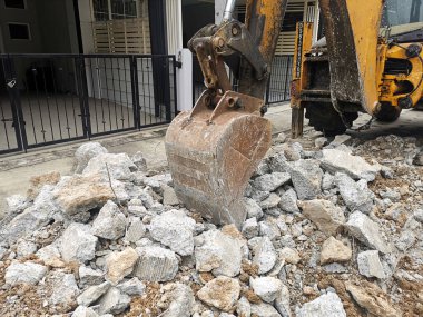 Kazıcı yükleyici kazıcı yol çalışmaları yapımı