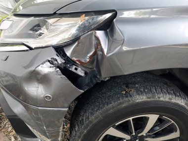 Açık bir araba yolda kaza hasar