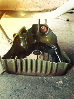 Motosiklette yağ değişimi.