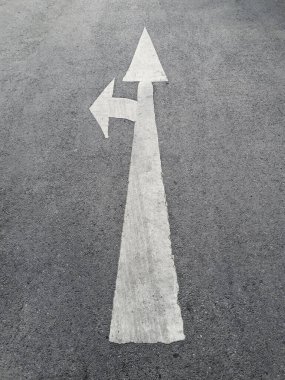 Beyaz ok işareti ile yol