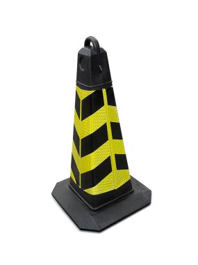 Kaldırımdaki trafik konisi beyaz arka planda izole edilmiş.