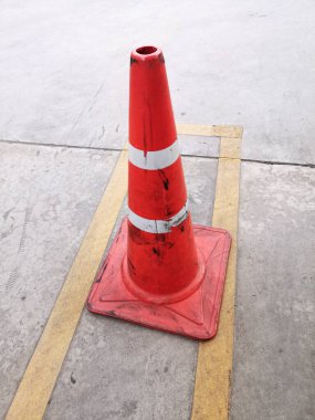 Trafik konisi yolda.