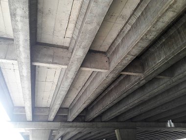 Beyaz arkaplanda trafik ışığı izole edildi