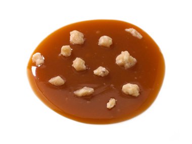 Beyaz arka planda izole edilmiş badem fıstığı ve karamel soslu fındık