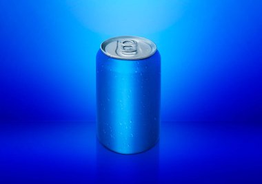 Mavi arka planda alüminyum mavi soda kutusu tasarım için