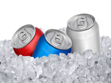 Bir kutu soğuk içecek, buz küpü. Yaz ferahlatıcı içecek