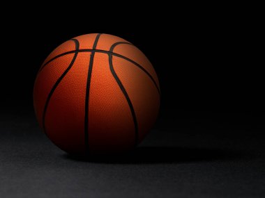  Siyah arka planda basketbol
