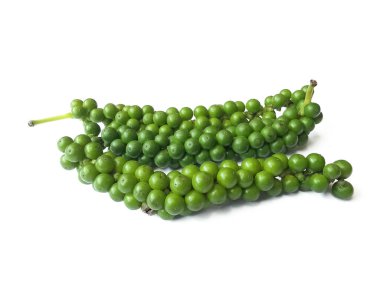 Beyaz arka planda izole edilmiş taze yeşil biberler.