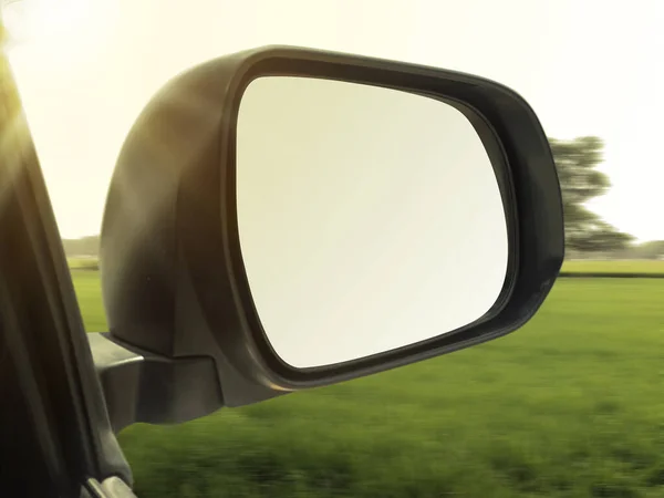 Spiegel Auto Bei Sonnenuntergang Verschwommene Landschaft — Stockfoto