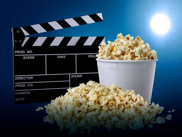 Klaszczotka Filmowa Popcorn Niebieskim Tle — Zdjęcie stockowe