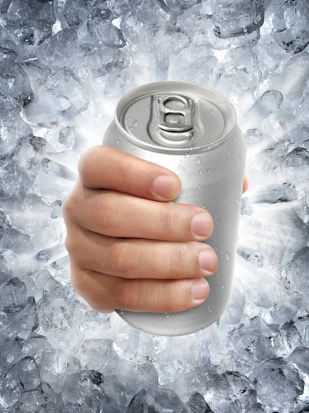铝罐在手 在冰碎飞溅的背景上 — 图库照片