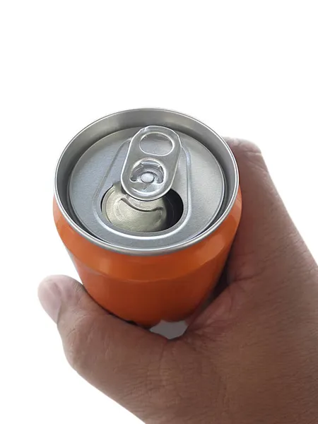 白地に隔離された手持ち飲料缶 — ストック写真