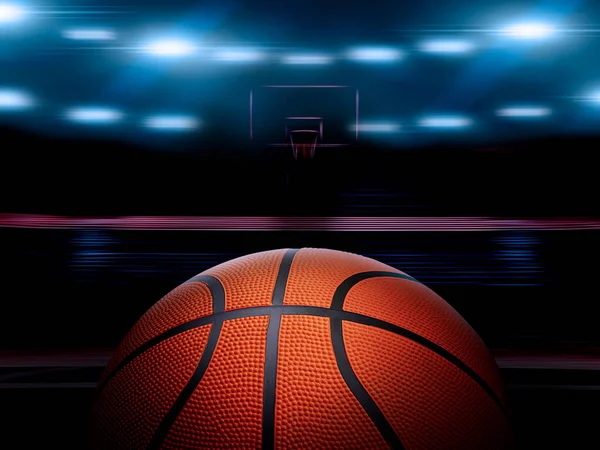 Işıklı projektörler altında işaretsiz ahşap zemin üzerinde turuncu bir top ile kapalı bir basketbol sahası