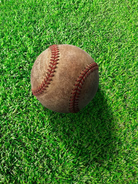 Бейсбол Чистом Зеленом Газоне Крупным Планом — стоковое фото