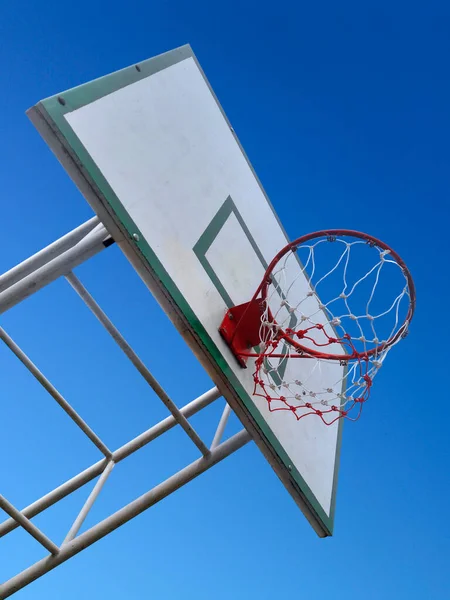 Koszykówka Obręcz Niebieski Niebo — Zdjęcie stockowe