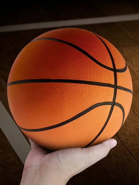 Kapalı Bir Basketbol Sahasında Ahşap Zeminde Turuncu Bir Top — Stok fotoğraf