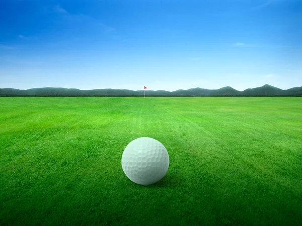 Close Golfbal Groen Grasveld Rode Golfvlag Groene Fairway Met Mooie — Stockfoto