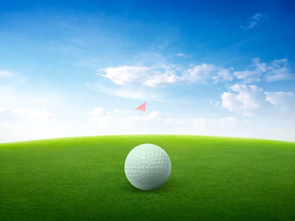 把高尔夫球关在绿草场上 把红旗关在蓝天绿道上 — 图库照片