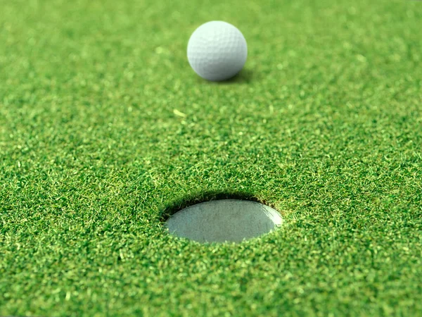 Golfball Auf Der Lippe Der Tasse Von Schönen Schönen Golfplatz — Stockfoto