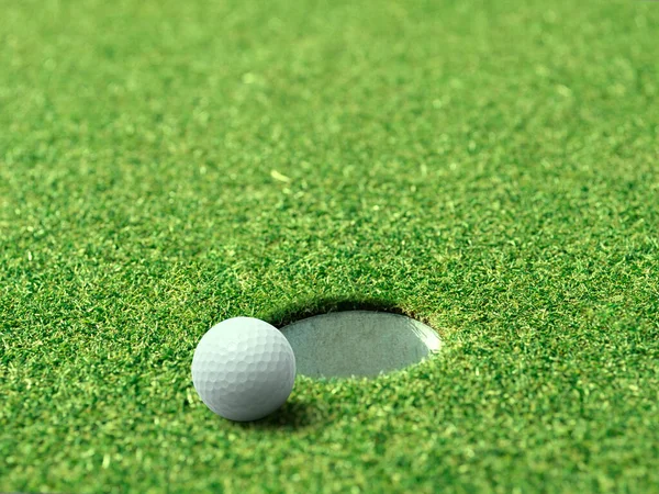 Golfball Auf Der Lippe Der Tasse Von Schönen Schönen Golfplatz — Stockfoto