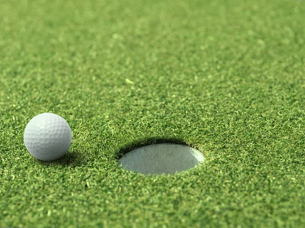 Golfball Auf Der Lippe Der Tasse Von Schönen Schönen Golfplatz — Stockfoto