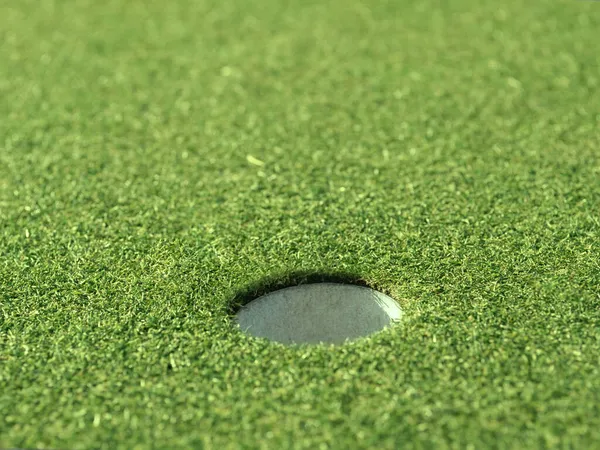 緑の芝生の上のゴルフの穴 — ストック写真