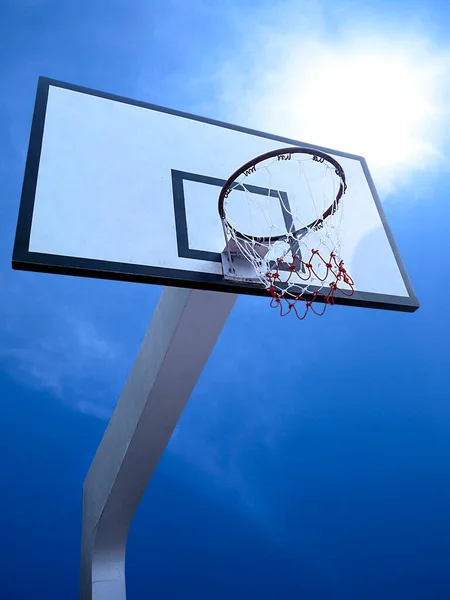 Tiefer Blickwinkel Auf Basketballkorb Vor Blauem Himmel — Stockfoto