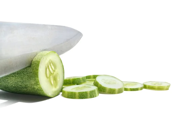 Snijden Van Verse Groene Komkommer Geïsoleerd Witte Achtergrond — Stockfoto