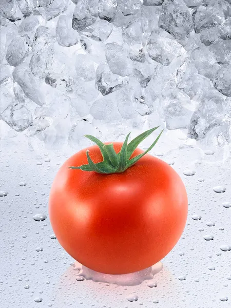 Świeże Pomidory Tle Kostek Lodu — Zdjęcie stockowe
