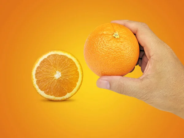 Mano Sosteniendo Frutas Naranjas Rodajas Naranja Sobre Fondo Naranja —  Fotos de Stock
