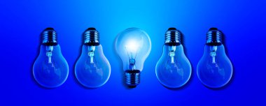 Ampuller yaratıcılık, yenilik ve çözümler için bir dizi loş ışık fikirlerini aydınlatır