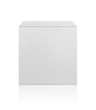 Beyaz arka planda ambalaj tasarımı için hazır izole boş ambalaj beyaz karton kutu