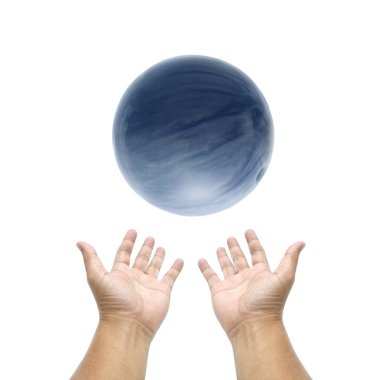 Beyaz arkaplanda el ele bovling topu