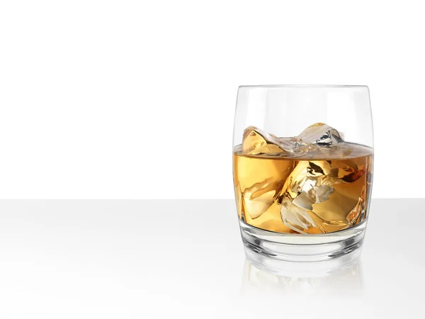 Whiskey Glass White Table Render — 스톡 사진