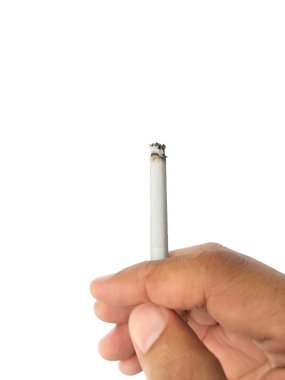 Elde bir sigara, el ve sigarayı izole et, sigara beyazı arka plan