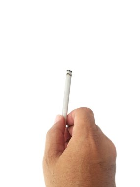 Elde bir sigara, el ve sigarayı izole et, sigara beyazı arka plan