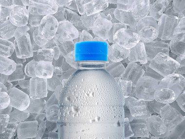 Buz küplerindeki su şişesi beyaz arkaplanda izole edilmiş.