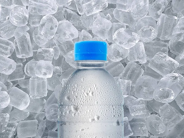 Botella Agua Cubos Hielo Aislados Sobre Fondo Blanco — Foto de Stock