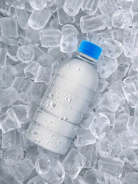 Botella Agua Cubos Hielo Aislados Sobre Fondo Blanco — Foto de Stock