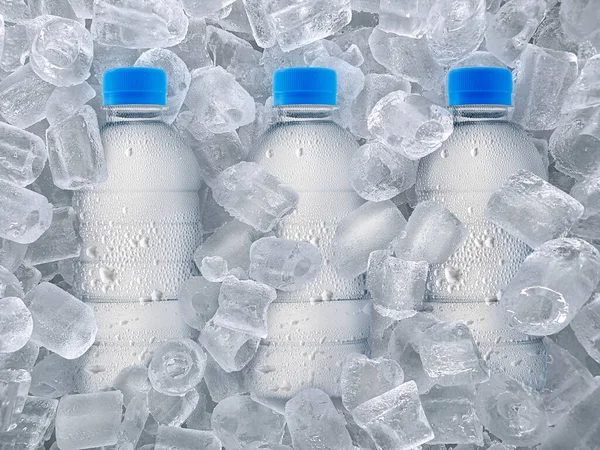 冰块上的水瓶背景 — 图库照片