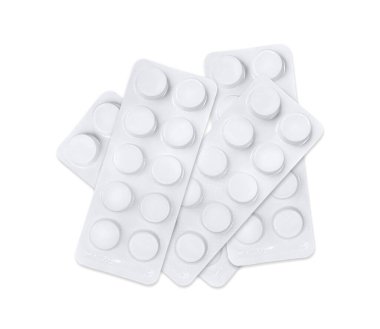 Tezgahın üzerinde ilaç ya da beyaz arka planda izole edilmiş reçeteli haplar.