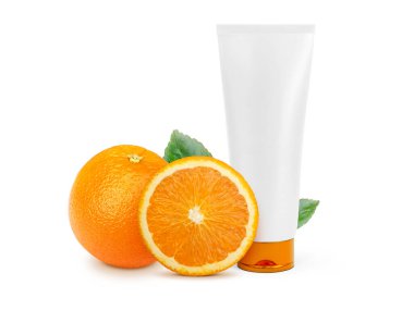 Boş kozmetik şişesi, bir tüp krem, vücut losyonu, yüz ya da el, portakal suyu. C vitamini ile kozmetik kavramı