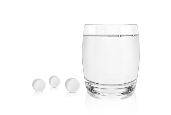 白を背景にした鎮痛剤と水のガラス — ストック写真