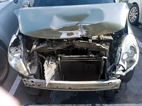 Arabanın Tarafı Bir Trafik Kazasında Hasar Gördü — Stok fotoğraf