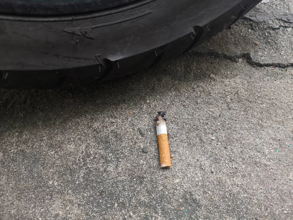 Cigarette Stub Floor Black Background — ストック写真