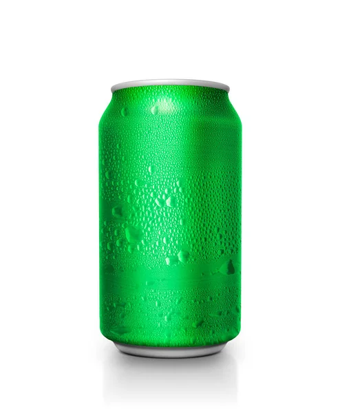 白色背景上有水滴的绿色铝罐 — 图库照片